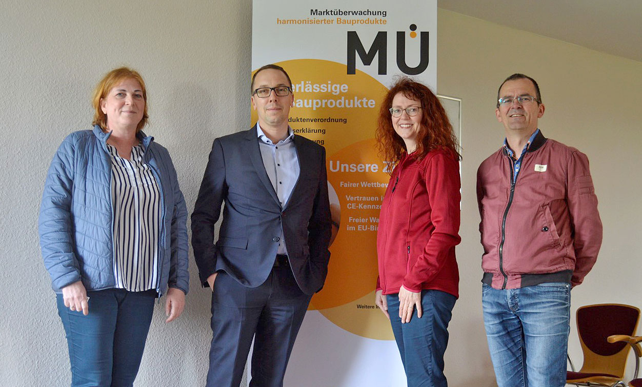 Ein Gruppenfoto der MÜ Gruppenfoto: Von links nach rechts: Frau Dipl.-Ing. Anke Kurz, Vorsitzende des AK Marktüberwachung Bau, Herr Bmstr. Dipl.-Ing. Thomas Rockenschaub, Leiter der Marktüberwachung im OIB (Österreichisches Institut für Bautechnik), Gastreferent beim Erfahrungsaustausch, Frau Dipl.-Ing. Tanja Krings, Marktüberwachungsbehörde Hamburg, Organisatorin des Erfahrungsaustausches, Herr Dipl.-Ing. (FH) Detlef Hau, Marktüberwachungsbehörde Schleswig-Holstein, Organisator des Erfahrungsaustausches